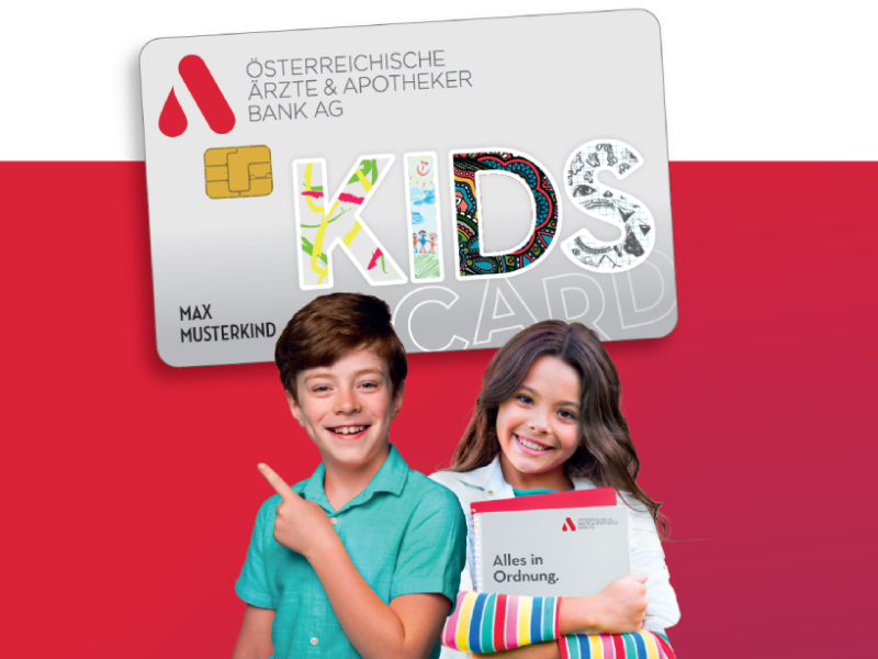 zwei Kinder vor einer großen KidsCard